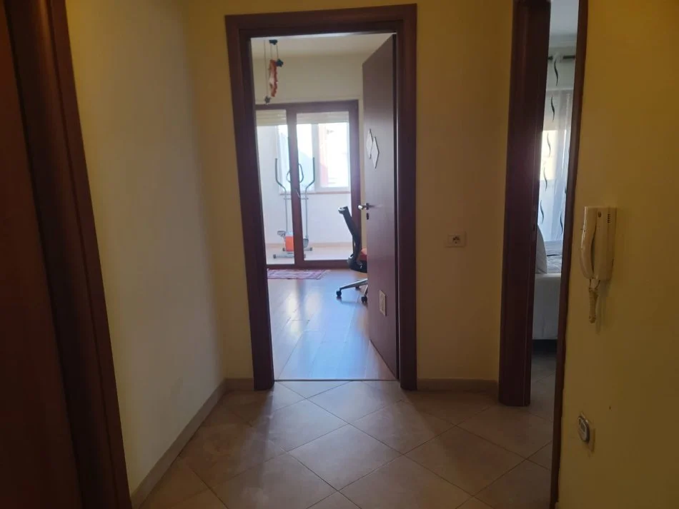 Tirane, jepet me qera apartament 2+1 Kati 8, 137 m² 600 € (Zogu i zi)