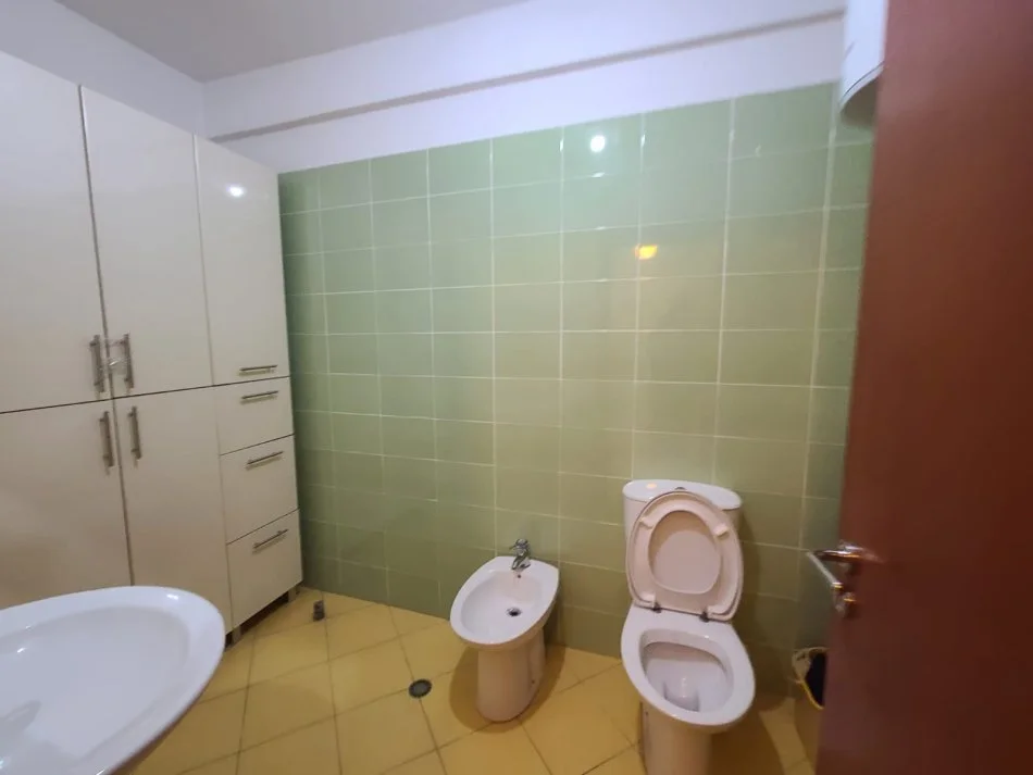 Tirane, jepet me qera apartament 2+1 Kati 8, 137 m² 600 € (Zogu i zi)