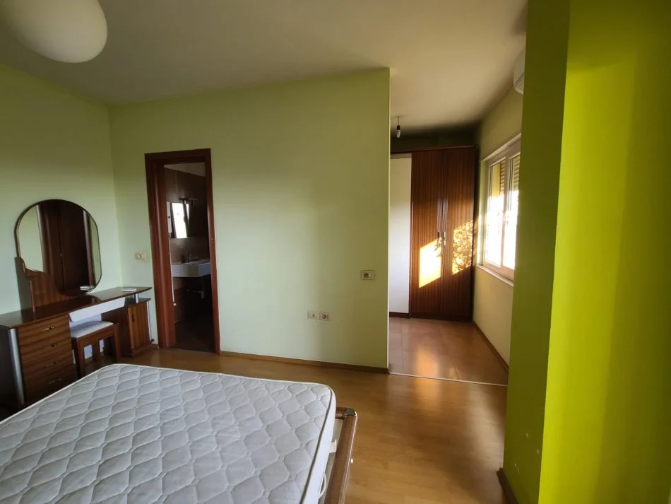 Tirane, jepet me qera apartament 2+1 Kati 8, 137 m² 600 € (Zogu i zi)