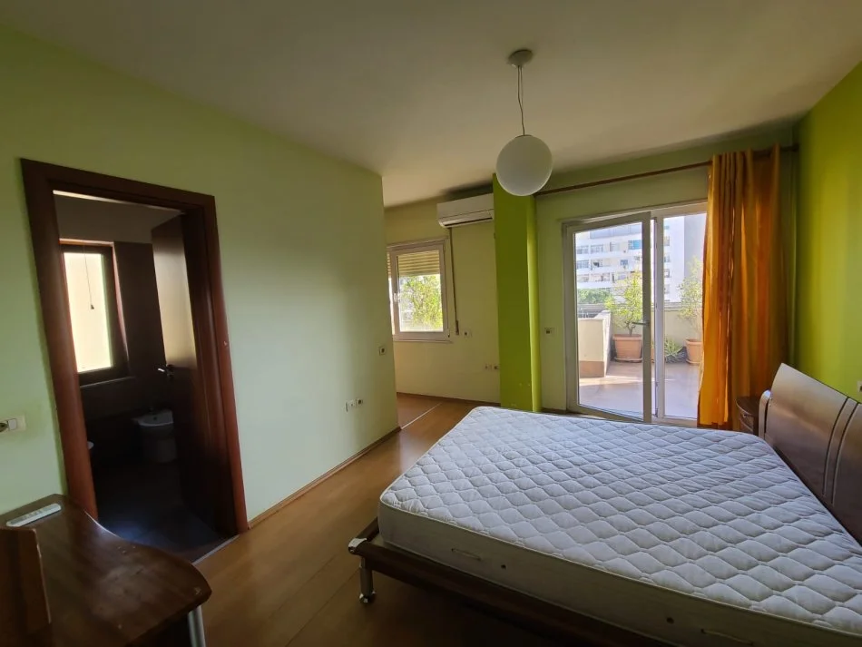 Tirane, jepet me qera apartament 2+1 Kati 8, 137 m² 600 € (Zogu i zi)