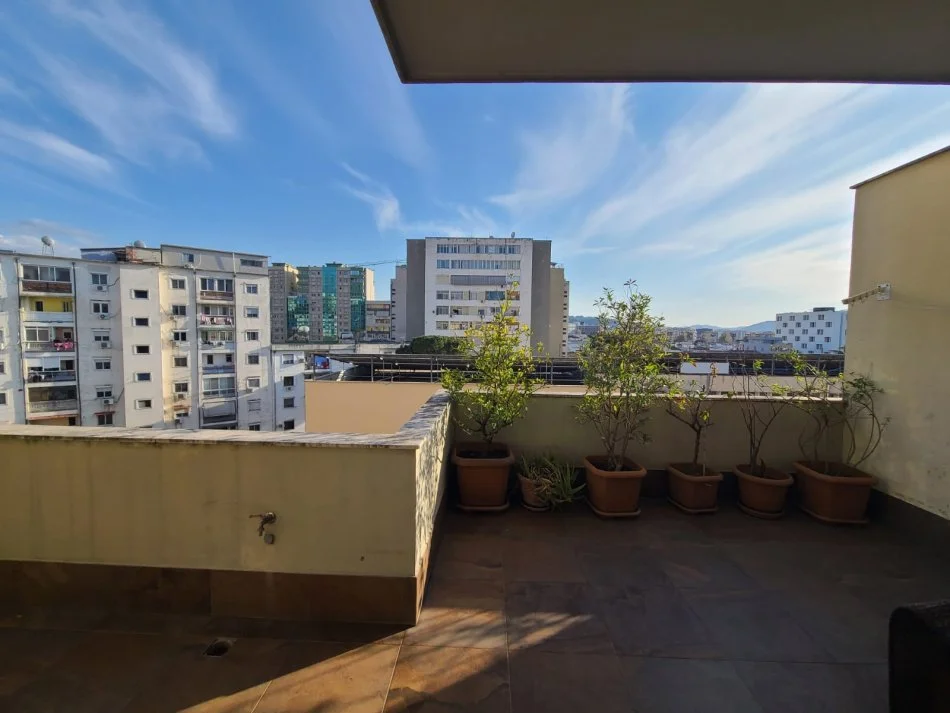 Tirane, jepet me qera apartament 2+1 Kati 8, 137 m² 600 € (Zogu i zi)