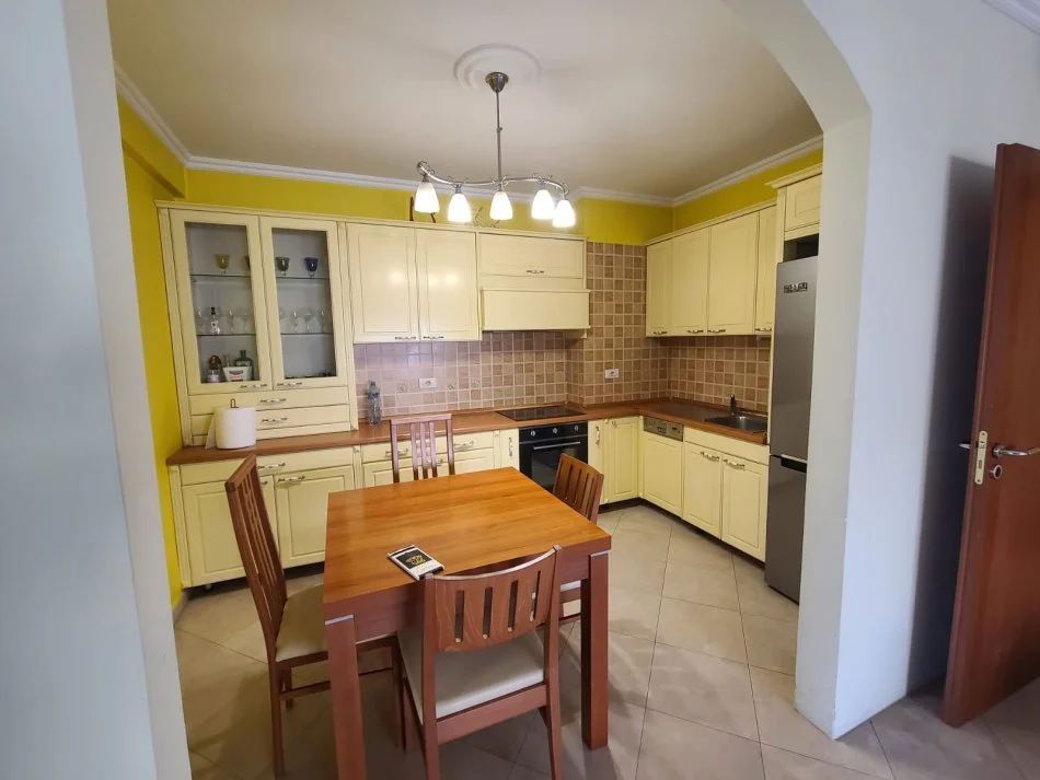 Tirane, jepet me qera apartament 2+1 Kati 8, 137 m² 600 € (Zogu i zi)