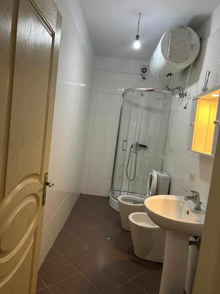 Tirane, jepet me qera apartament 1+1 Kati 5, 73 m² 270 € (Rruga muhamet deliu)