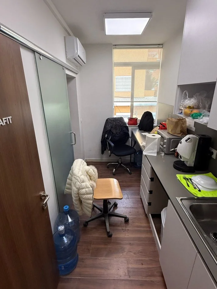 Tirane, jepet me qera zyre Kati 3, 122 m² 1.500 € (Garda)