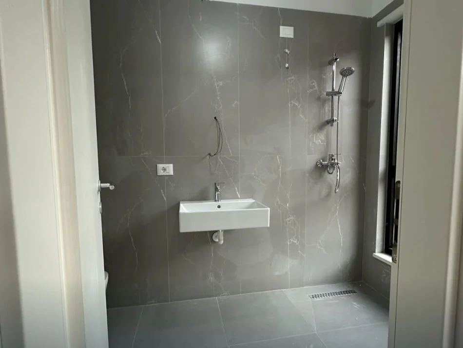 Tirane, shitet apartament 3+1 Kati 2, 117 m² 300.000 € (Komuna parisit)