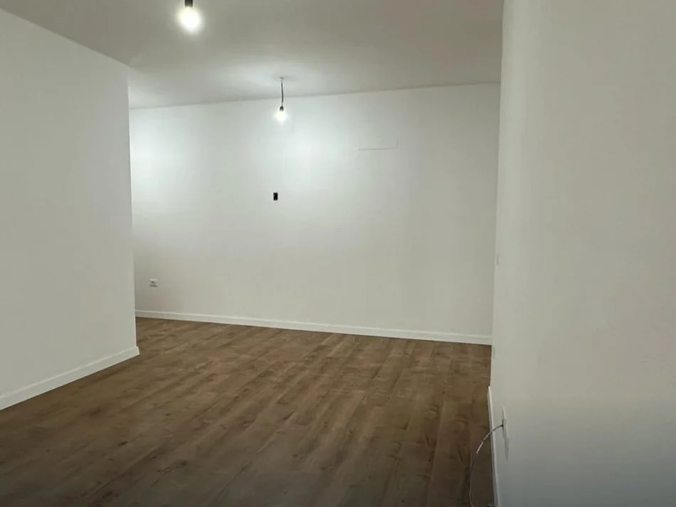 Tirane, shitet apartament 3+1 Kati 2, 117 m² 300.000 € (Komuna parisit)