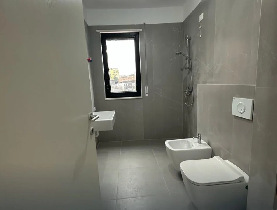 Tirane, shitet apartament 3+1 Kati 2, 117 m² 300.000 € (Komuna parisit)
