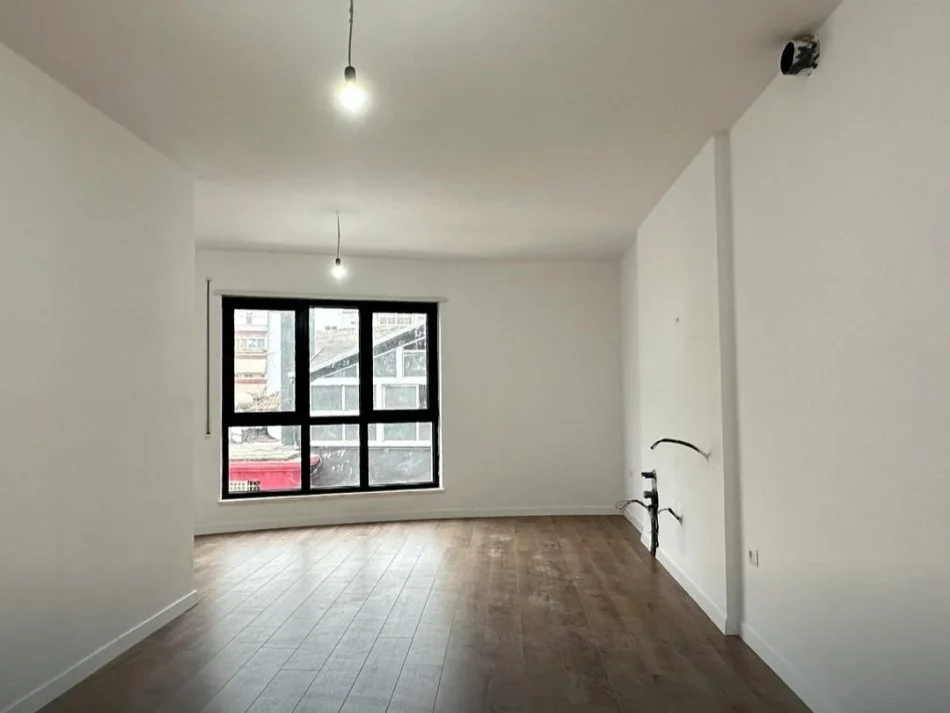 Tirane, shitet apartament 3+1 Kati 2, 117 m² 300.000 € (Komuna parisit)