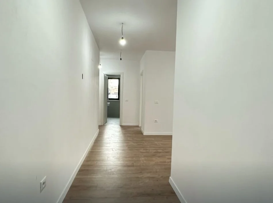 Tirane, shitet apartament 3+1 Kati 2, 117 m² 300.000 € (Komuna parisit)