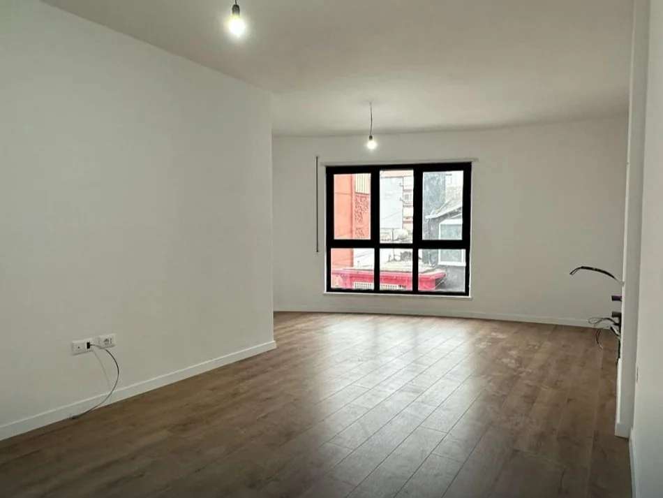Tirane, shitet apartament 3+1 Kati 2, 117 m² 300.000 € (Komuna parisit)