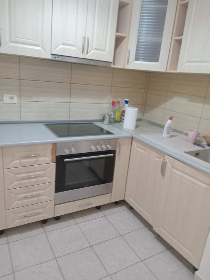 Tirane, jap me qera apartament 2+1+Ballkon Kati 3, 110 m² 550 € (Rruga e Kavajes)