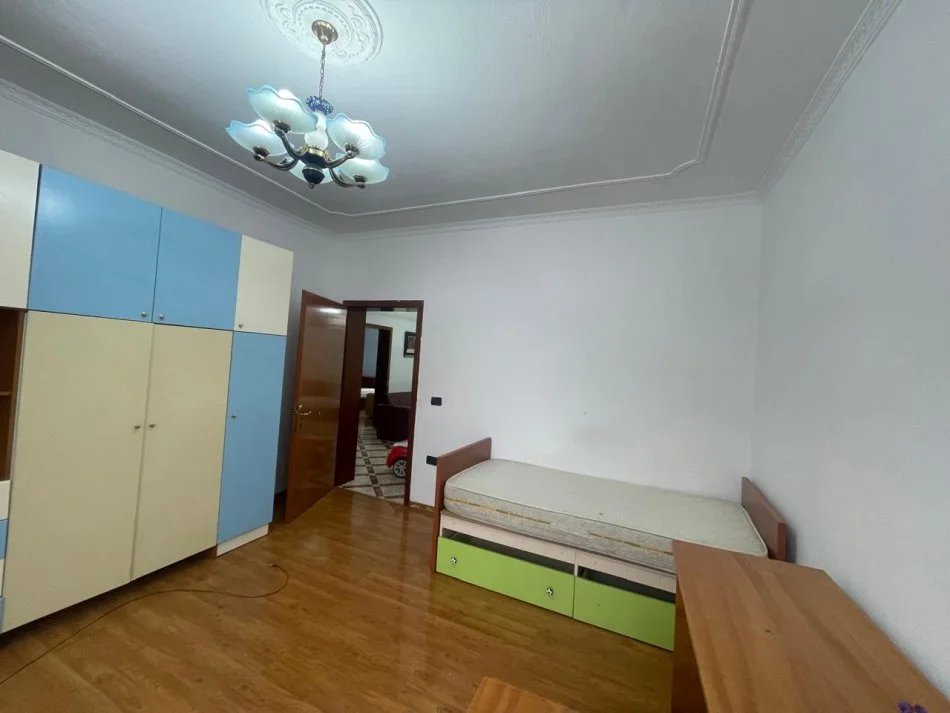 Tirane, jepet me qera shtepi 2+1 Kati 2, 140 m² 500 € (ali demi)