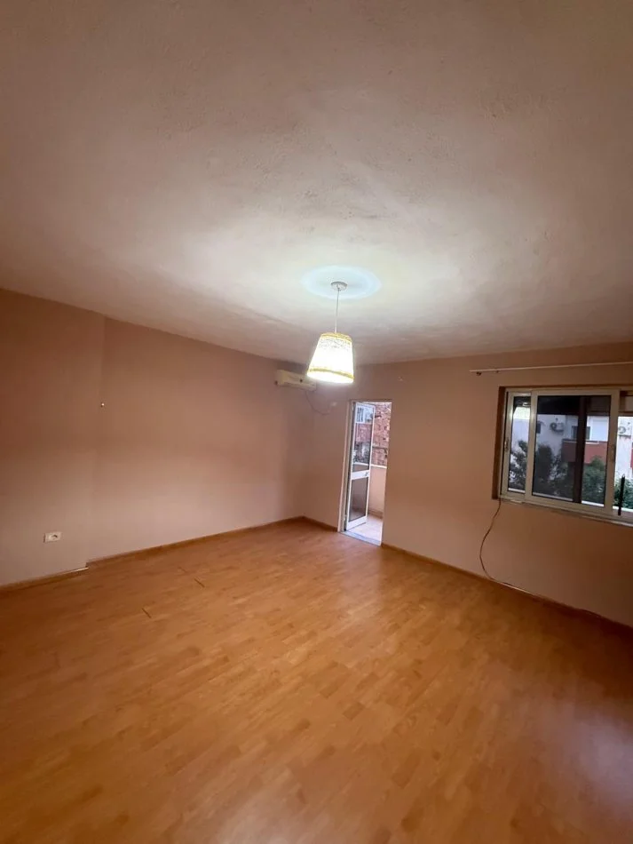 Tirane, jepet me qera zyre Kati 3, 88 m² 450 € (Pazari ri)