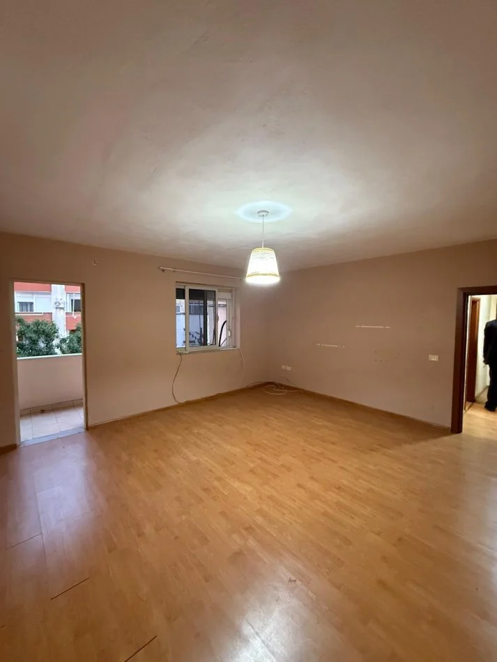 Tirane, jepet me qera zyre Kati 3, 88 m² 450 € (Pazari ri)