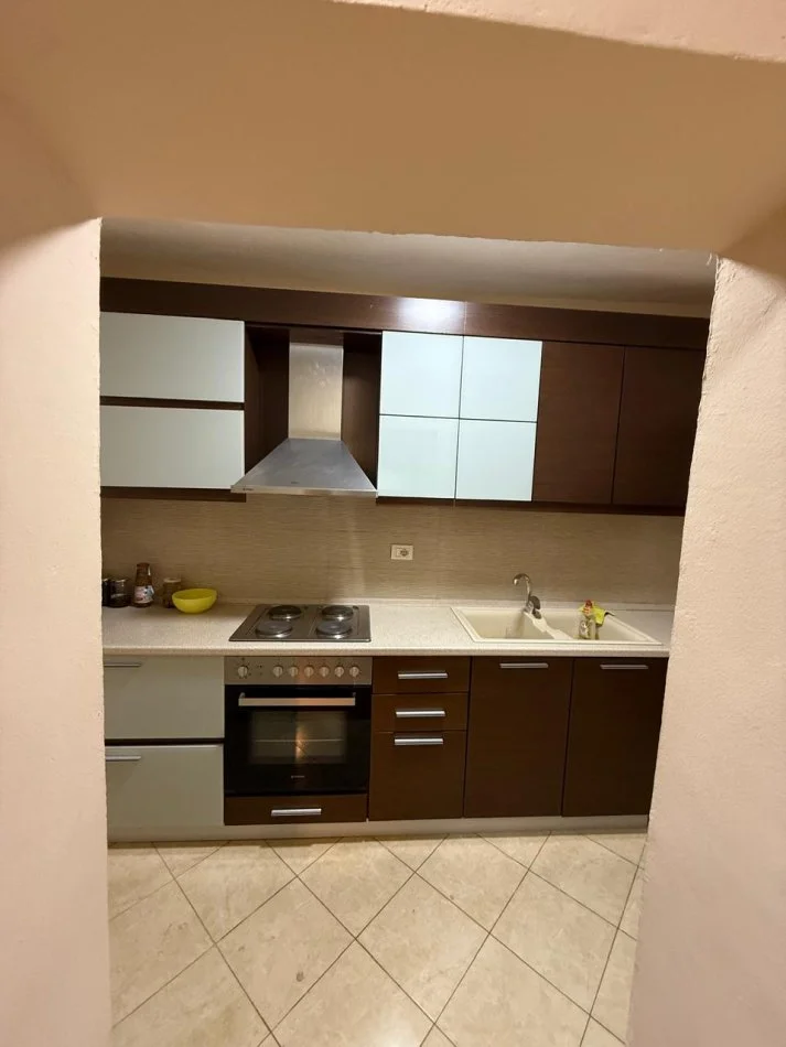 Tirane, jepet me qera zyre Kati 3, 88 m² 450 € (Pazari ri)