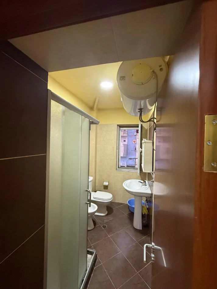 Tirane, jepet me qera zyre Kati 3, 88 m² 450 € (Pazari ri)