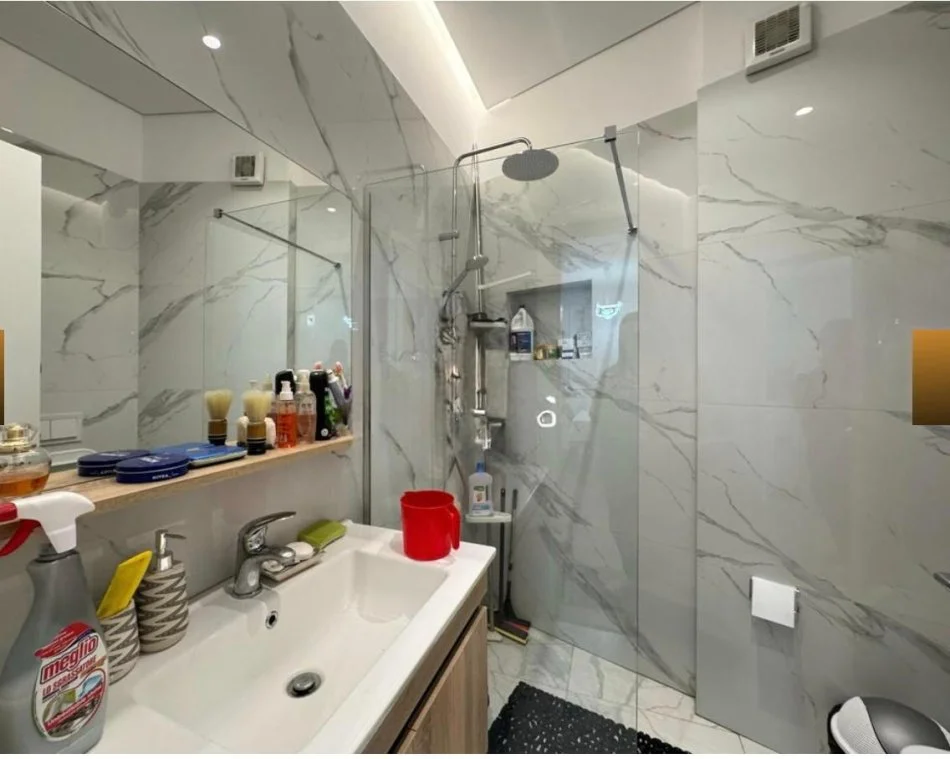 Durres, jepet me qera apartament 1+1+Ballkon Kati 3, 70 m² 600 € (Ish fusha Aviacionit)