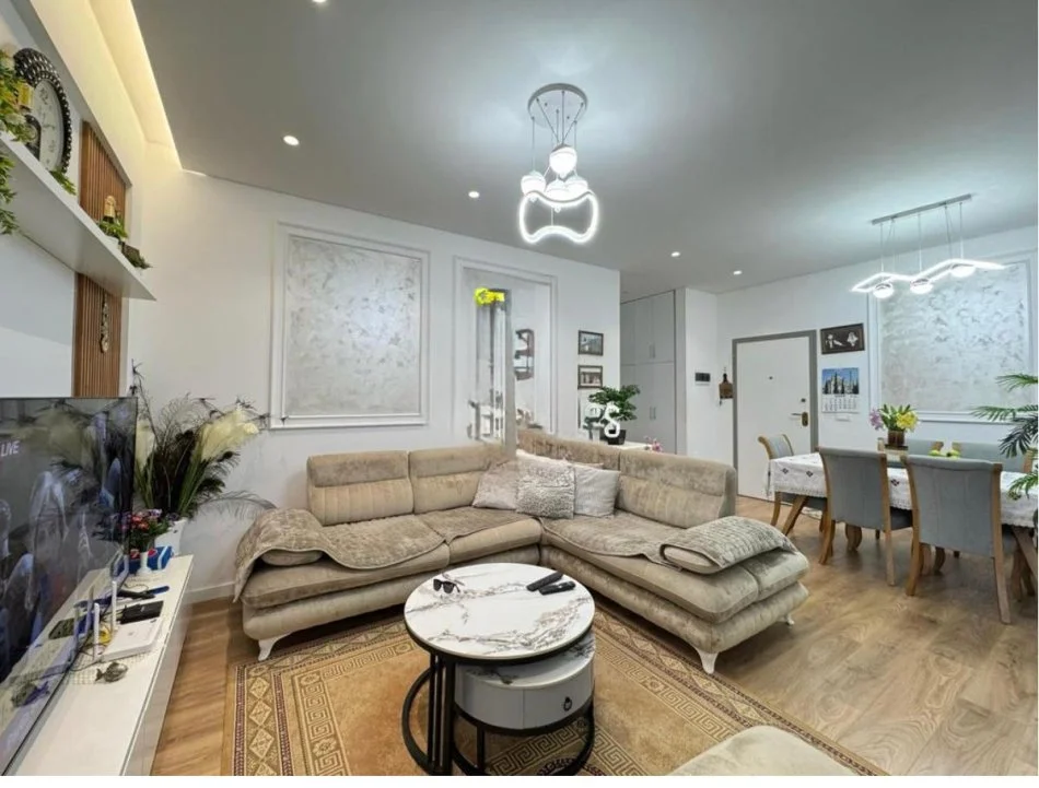 Durres, jepet me qera apartament 1+1+Ballkon Kati 3, 70 m² 600 € (Ish fusha Aviacionit)