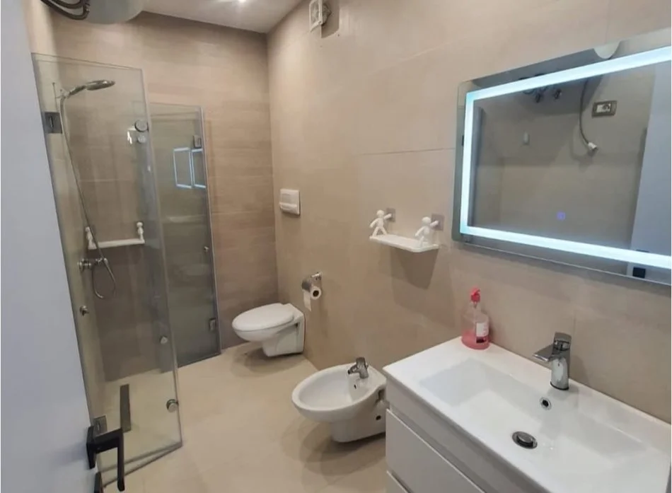 Tirane, jepet me qera apartament 2+1 Kati 3, 90 m² 850 € (Him kolli)