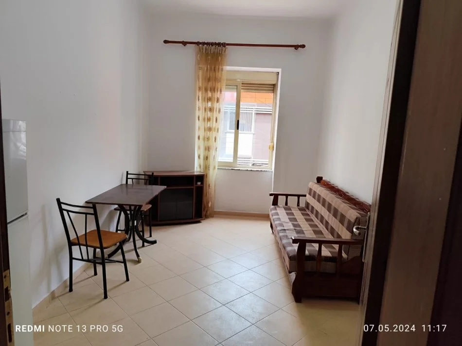 Tirane, jepet me qera apartament 2+1 Kati 2, 65 m² 400 € (Shallvaret)