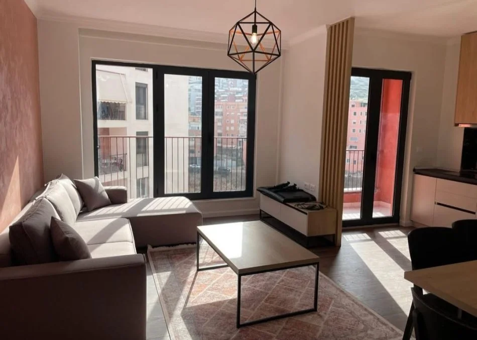 Tirane, jepet me qera apartament 1+1+Ballkon Kati 3, 70 m² 650 € (Kodra e diellit)