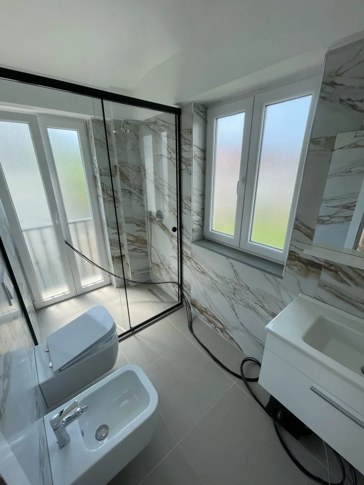 Tirane, jepet me qera Vile 3 Katshe Kati 0, 320 m² 2.500 € (TEG)