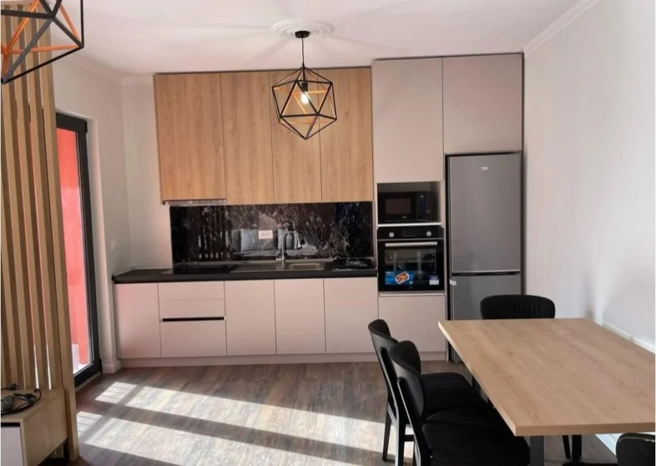 Tirane, jepet me qera apartament 1+1+Ballkon Kati 3, 70 m² 650 € (Kodra e diellit)
