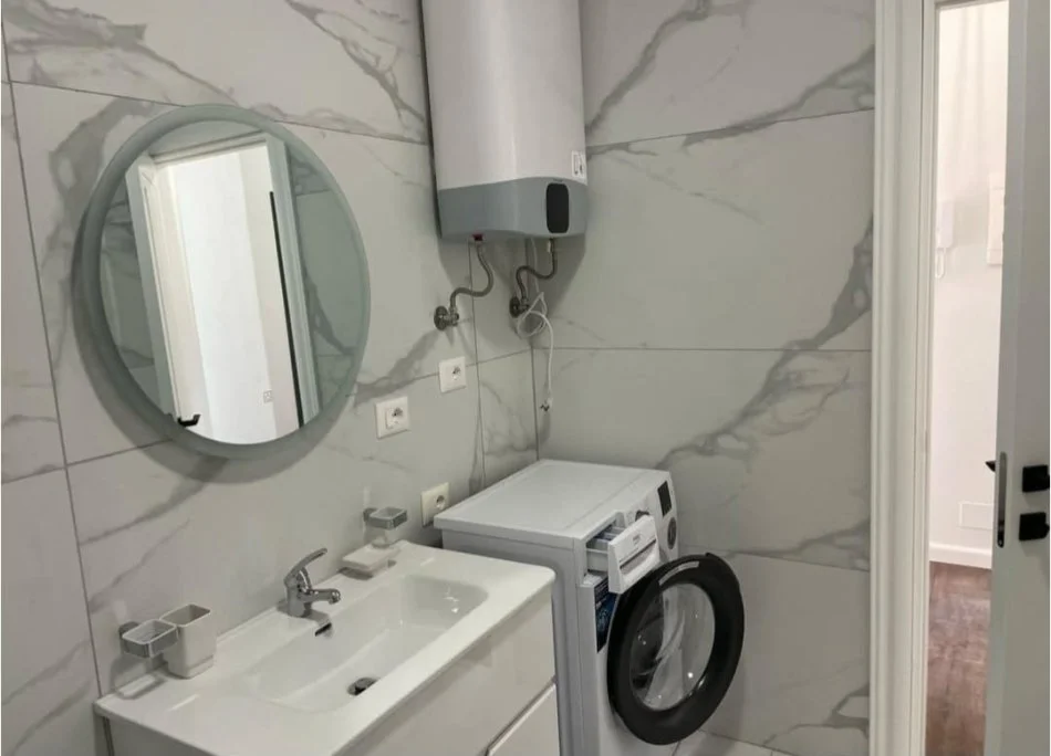 Tirane, jepet me qera apartament 1+1+Ballkon Kati 3, 70 m² 650 € (Kodra e diellit)