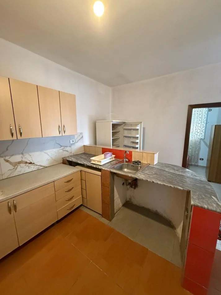Tirane, jepet me qera apartament 2+1 Kati 1, 110 m² 300 € (Sauk)