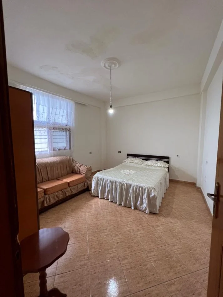 Tirane, jepet me qera apartament 1+1+Aneks+Ballkon Kati 1, 100 m² 400 € (Shkolla bashkuar)