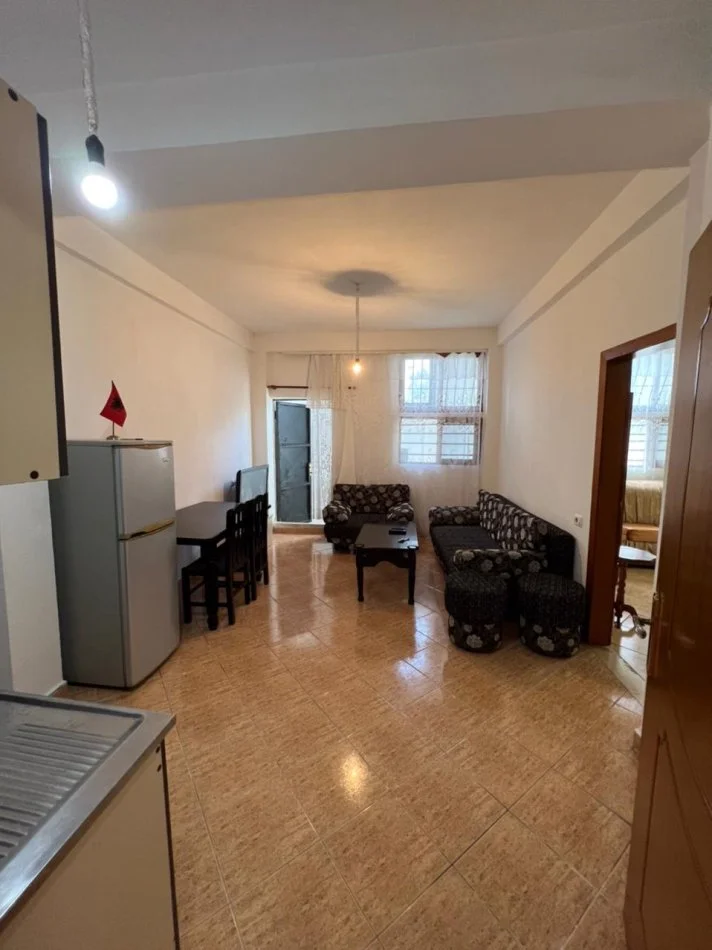 Tirane, jepet me qera apartament 1+1+Aneks+Ballkon Kati 1, 100 m² 400 € (Shkolla bashkuar)
