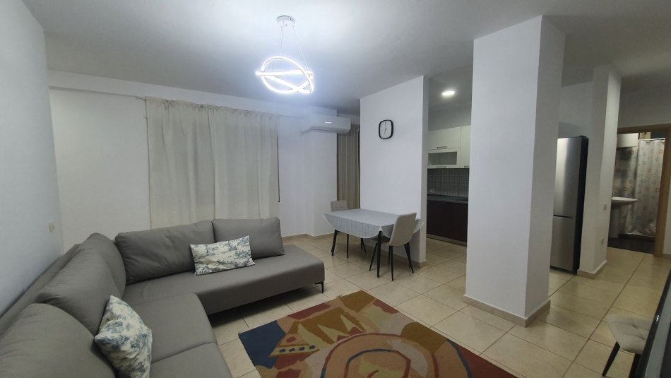 Tirane, jepet me qera apartament 2+1+Ballkon Kati 1, 100 m² 550 € (Rruga Kongresi i Manastirit/Pediatria)