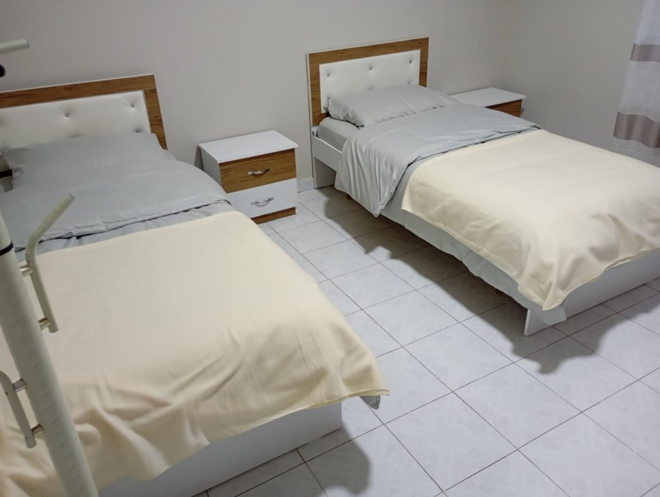 Tirane, jepet me qera apartament 2+1+Aneks+Ballkon Kati 1, 100 m² 600 € (Kompleksi Kika 1)
