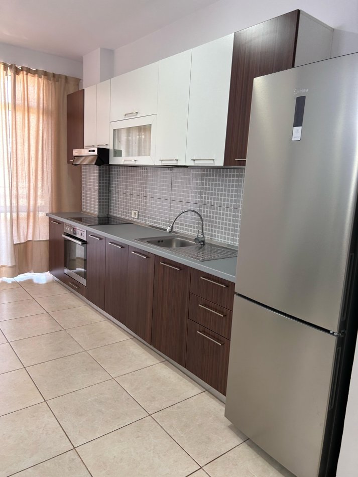 Tirane, jepet me qera apartament 2+1+Ballkon Kati 1, 100 m² 550 € (Rruga Kongresi i Manastirit/Pediatria)