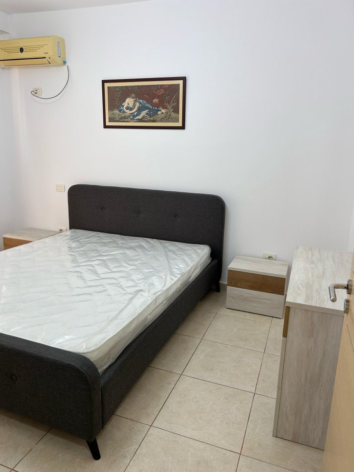 Tirane, jepet me qera apartament 2+1+Ballkon Kati 1, 100 m² 550 € (Rruga Kongresi i Manastirit/Pediatria)