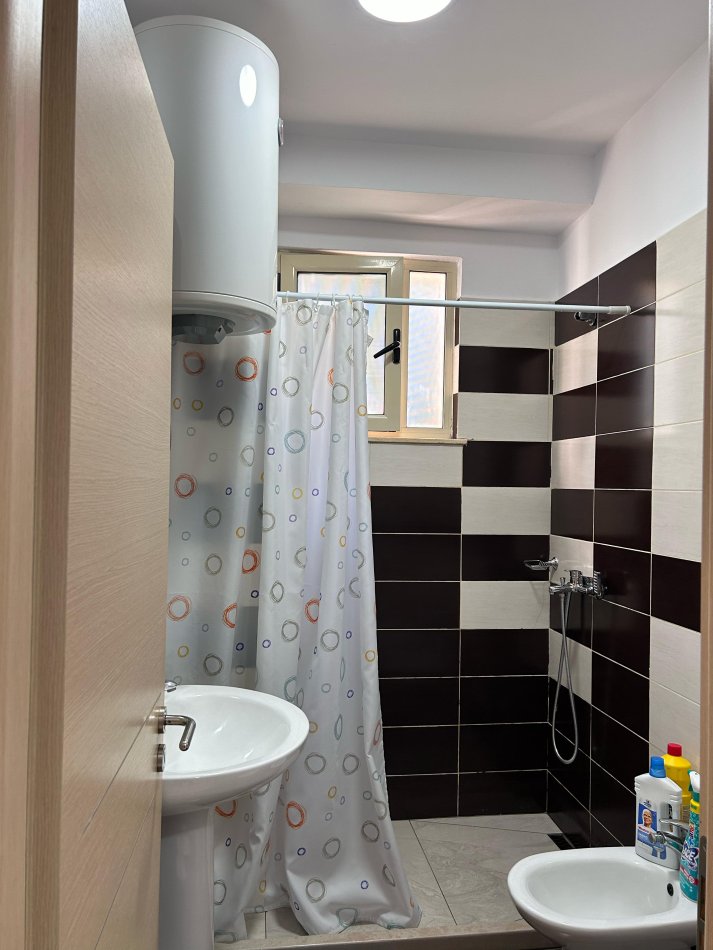 Tirane, jepet me qera apartament 2+1+Ballkon Kati 1, 100 m² 550 € (Rruga Kongresi i Manastirit/Pediatria)