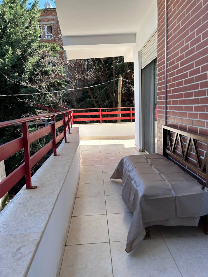Tirane, jepet me qera apartament 2+1+Ballkon Kati 1, 100 m² 550 € (Rruga Kongresi i Manastirit/Pediatria)