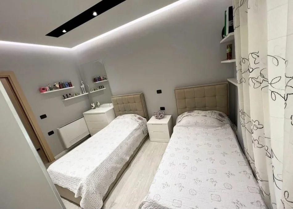 Tirane, jepet me qera apartament 1+1 Kati 1, 90 m² 800 € (Liqeni i thate)