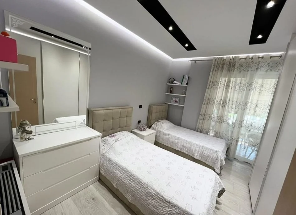 Tirane, jepet me qera apartament 1+1 Kati 1, 90 m² 800 € (Liqeni i thate)