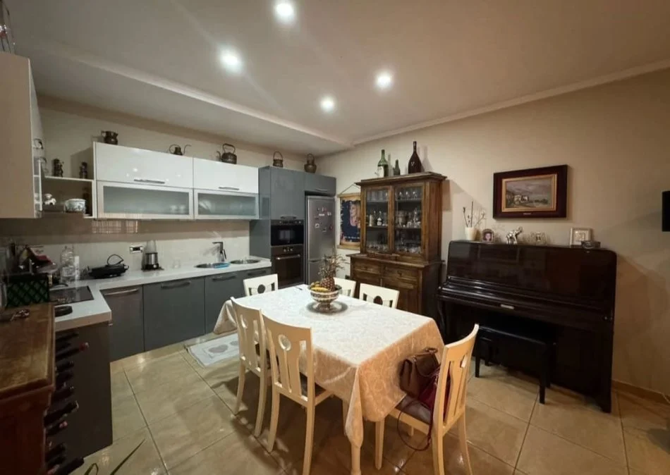 Tirane, shitet apartament 2+1 Kati 7, 114 m² 265.000 € (Rruga kavajes)