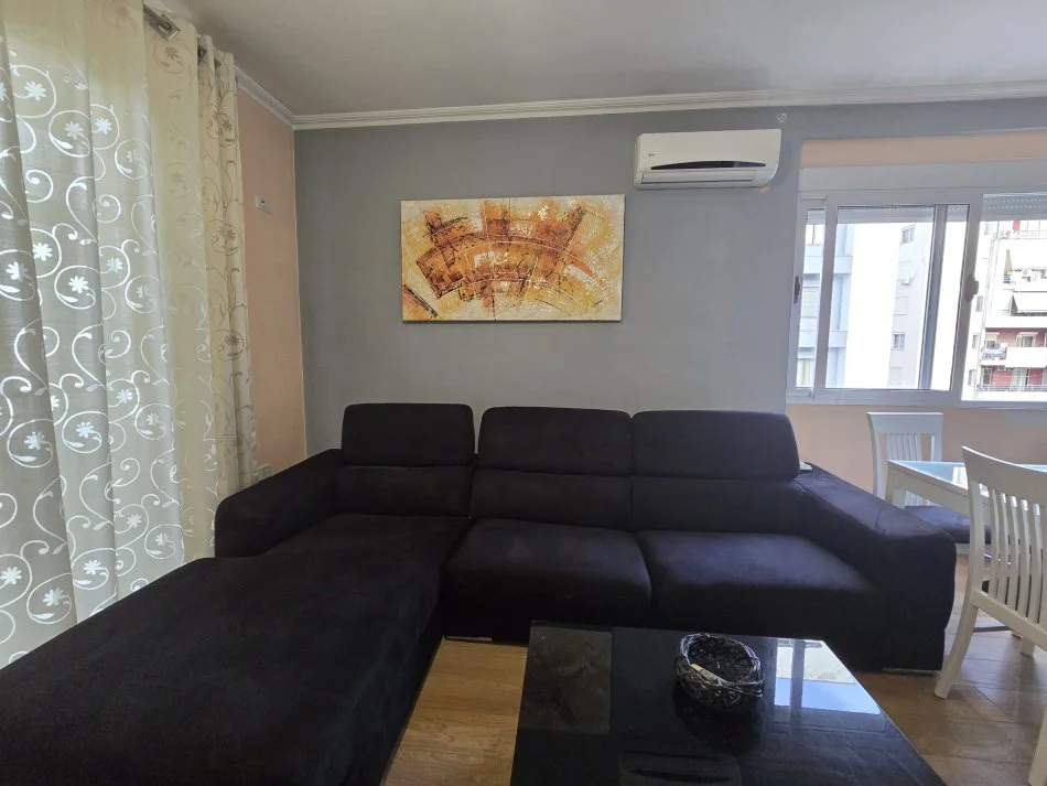 Tirane, jepet me qera apartament 2+1+Ballkon Kati 5, 105 m² 500 € (Yzberisht)