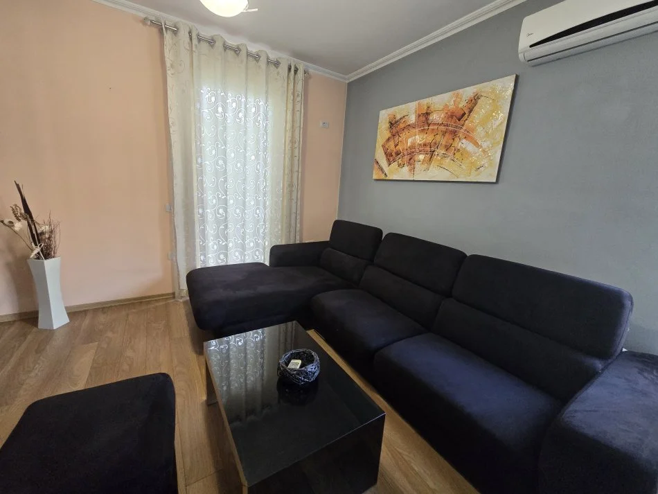 Tirane, jepet me qera apartament 2+1+Ballkon Kati 5, 105 m² 500 € (Yzberisht)