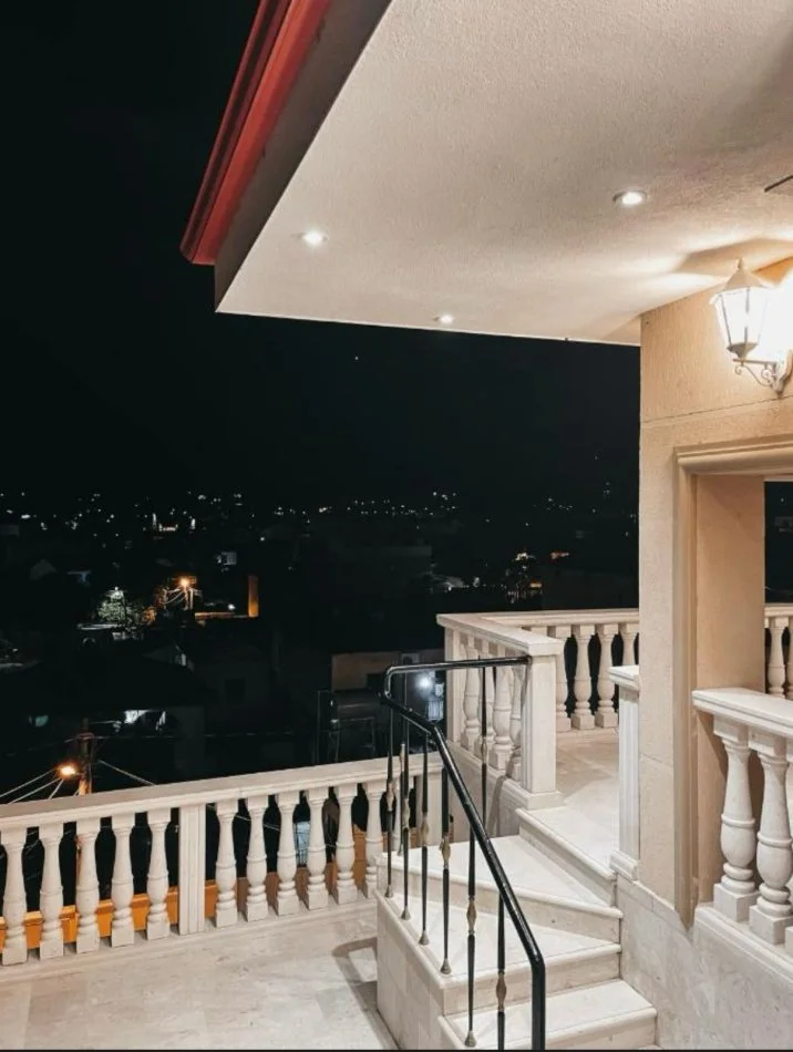 Tirane, jepet me qera hotel Kati 0, 331 m² 3.200 € (Kinostudio)