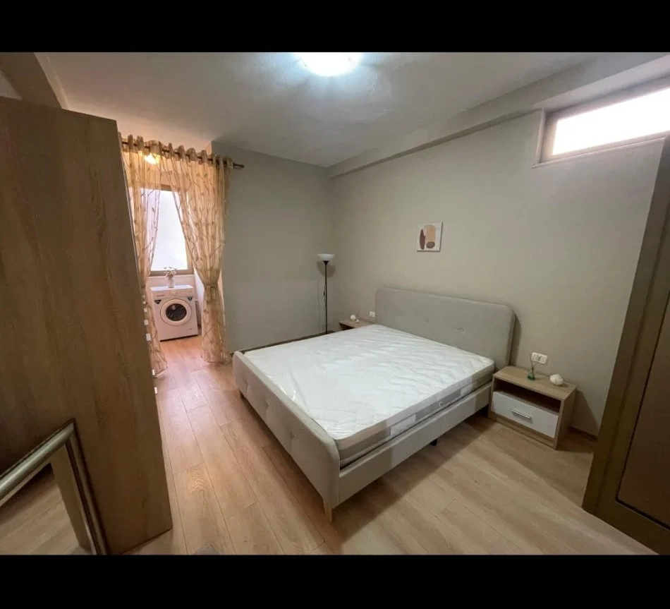 Tirane, jepet me qera apartament 1+1+Ballkon Kati 2, 45 m² 500 € (Vasil Shanto)