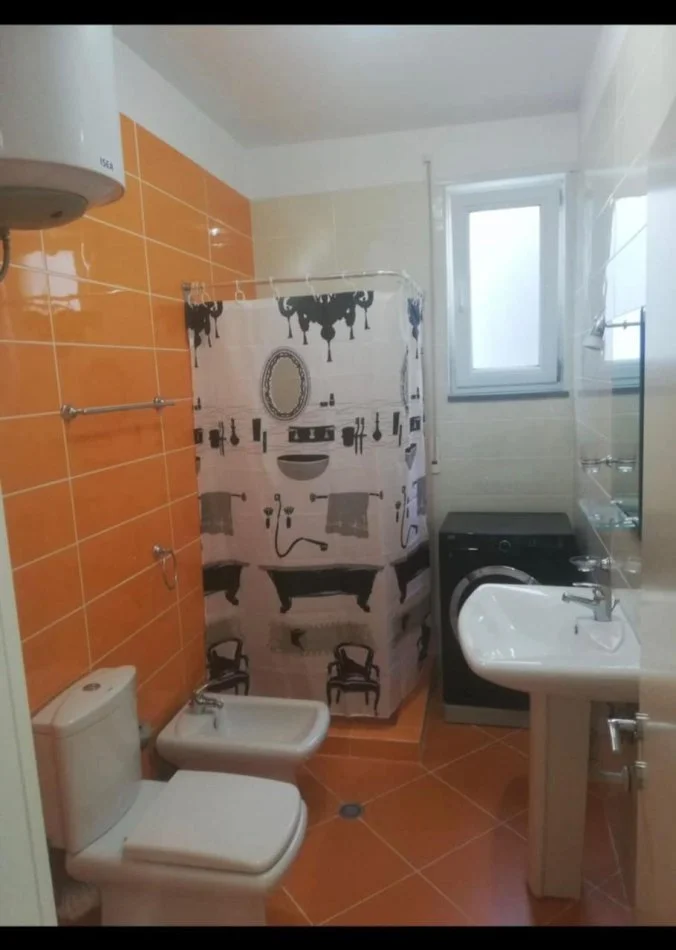 Tirane, jepet me qera apartament 1+1+Ballkon Kati 1, 65 m² 450 € (Kopshti botanik)
