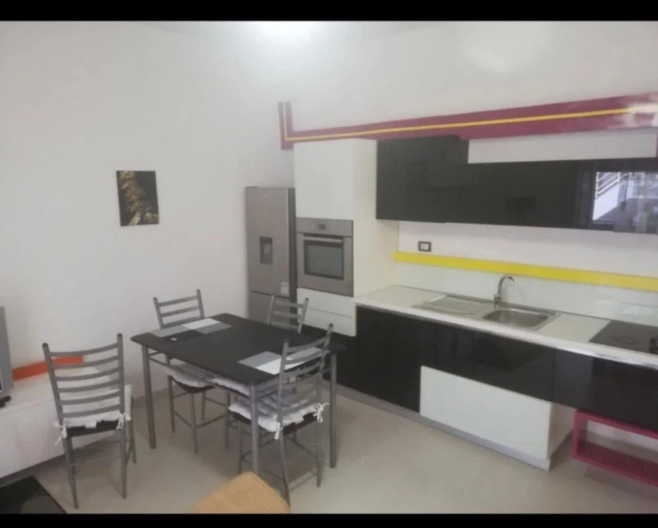 Tirane, jepet me qera apartament 1+1+Ballkon Kati 1, 65 m² 450 € (Kopshti botanik)