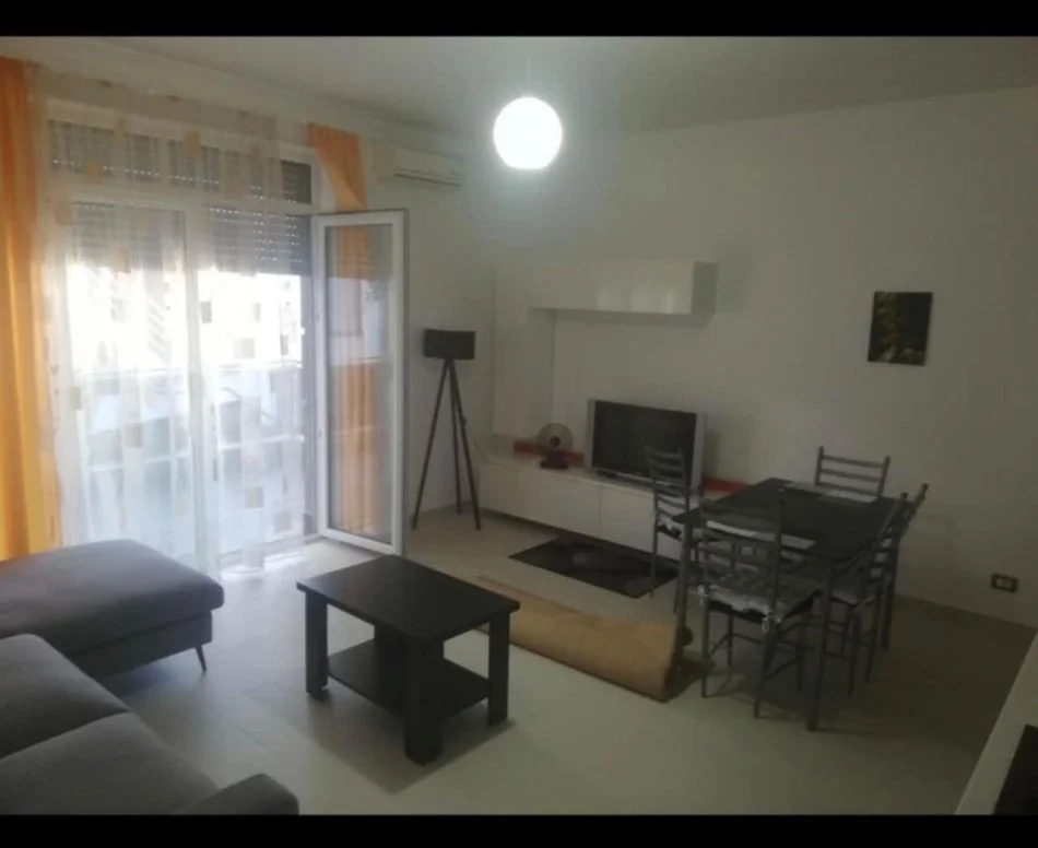 Tirane, jepet me qera apartament 1+1+Ballkon Kati 1, 65 m² 450 € (Kopshti botanik)