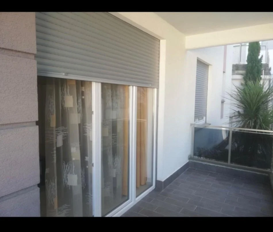 Tirane, jepet me qera apartament 1+1+Ballkon Kati 1, 65 m² 450 € (Kopshti botanik)