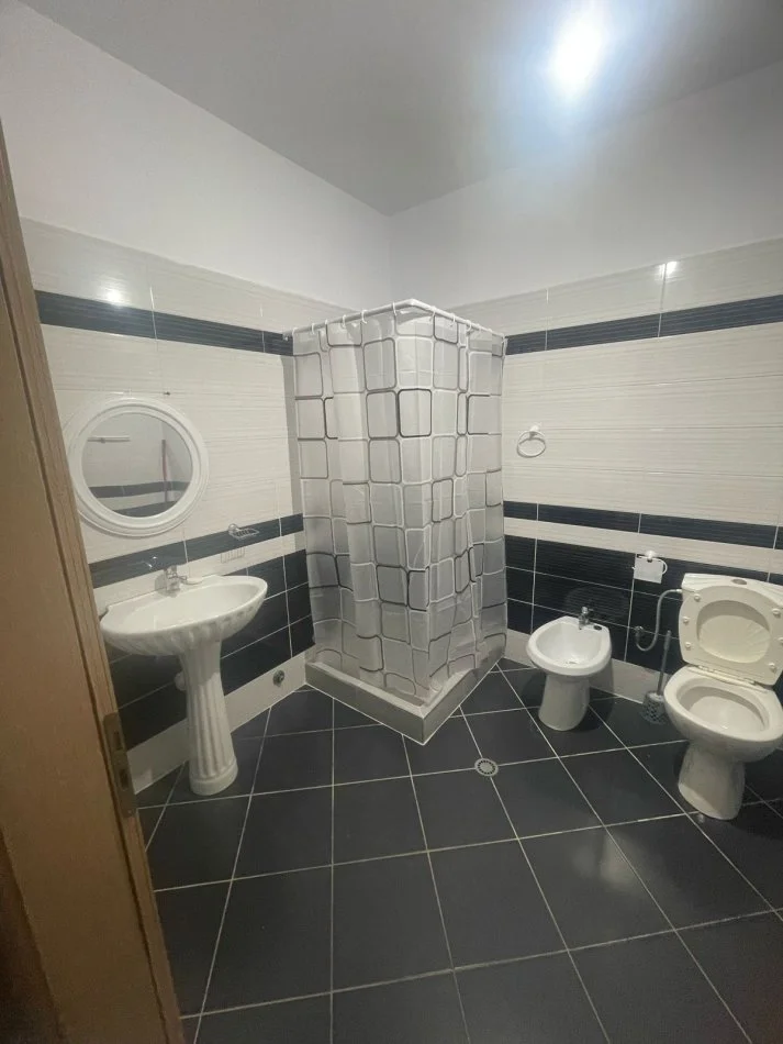 Tirane, jepet me qera apartament 2+1+Ballkon Kati 4, 112 m² 450 € (Astir)