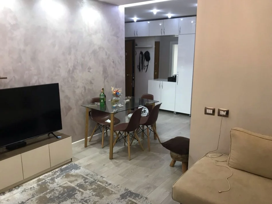Tirane, shitet apartament 2+1 Kati 8, (Komuna e Parisit)